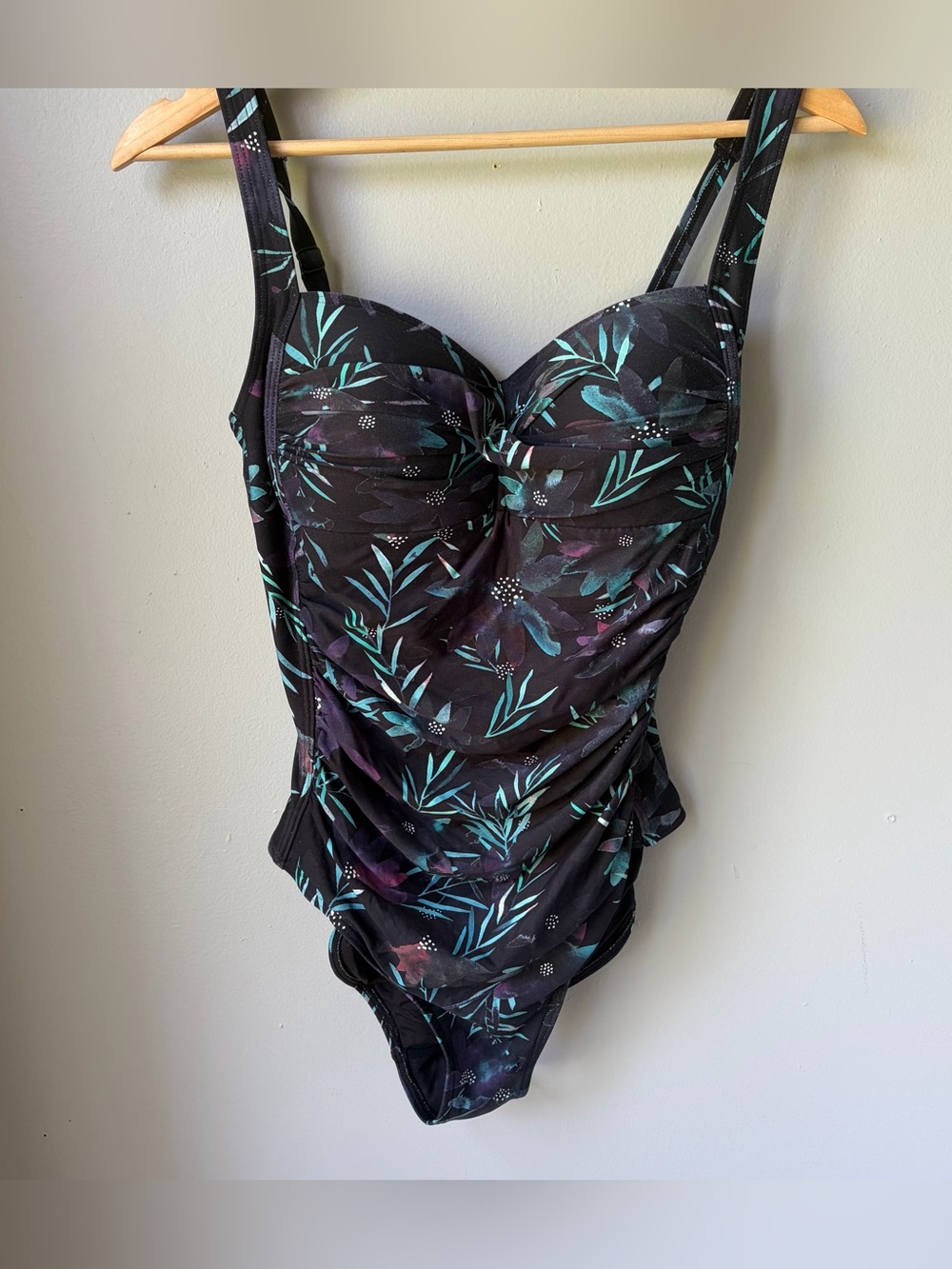 NipTuck Swim Slimming Flattering Adjustable Straps Swim Suit Padded Bra size 8
